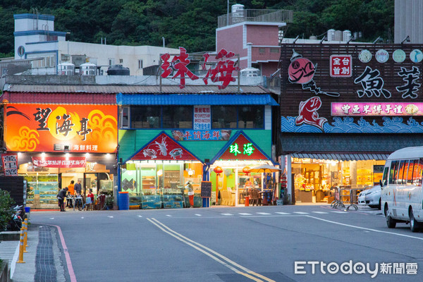 ▲▼夜訪野柳女王頭。野柳周圍海產店（圖／記者季相儒攝）