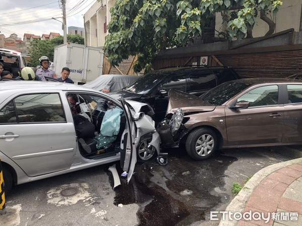 ▲快訊／北投女駕駛不明原因衝撞路邊車，意識不清送醫（圖／記者柳名耕翻攝）