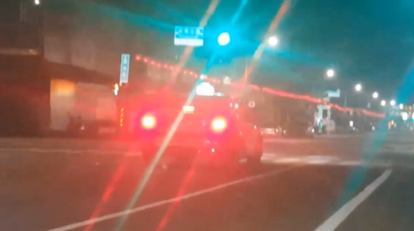 ▲▼計程車司機太累,直接在馬路上等紅燈等到睡著。（圖／翻攝自臉書黑色豪門企業）