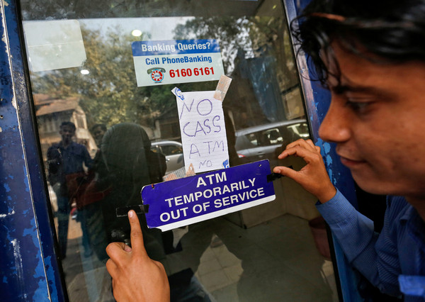 ▲▼印度ATM沒錢，鬧現金荒。（圖／路透）