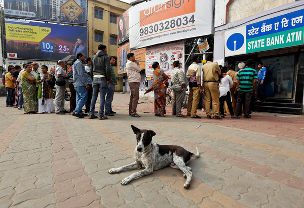 ▲▼印度ATM沒錢，鬧現金荒。（圖／路透）