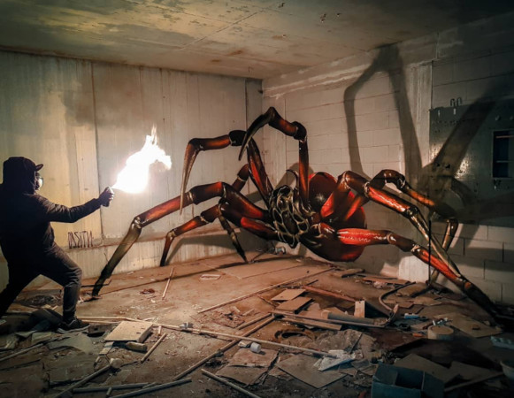 ▲▼  葡萄牙42歲的塗鴉藝術家歐迪斯（Sergio Odeith）改造里斯本廢墟牆壁，畫出高3.5公尺的大蜘蛛。（圖／翻攝自Instagram／odeith）