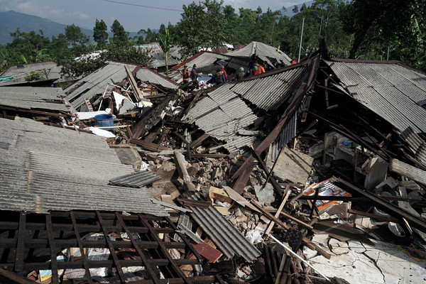 ▲▼印尼發生規模4.4淺層地震，導致多棟建造不良的建築物倒塌。（圖／路透）