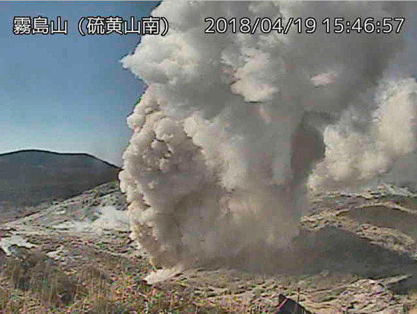 ▲▼日本九州霧島火山群硫黃山4月19日噴發。（圖／路透社）