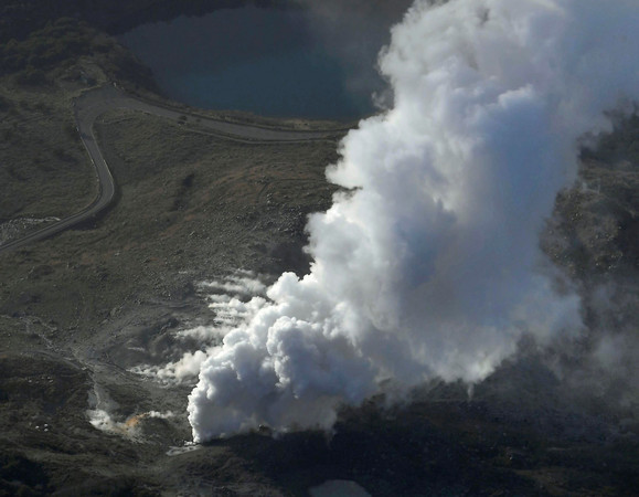 ▲▼日本九州霧島火山群硫黃山4月19日噴發。（圖／路透社）