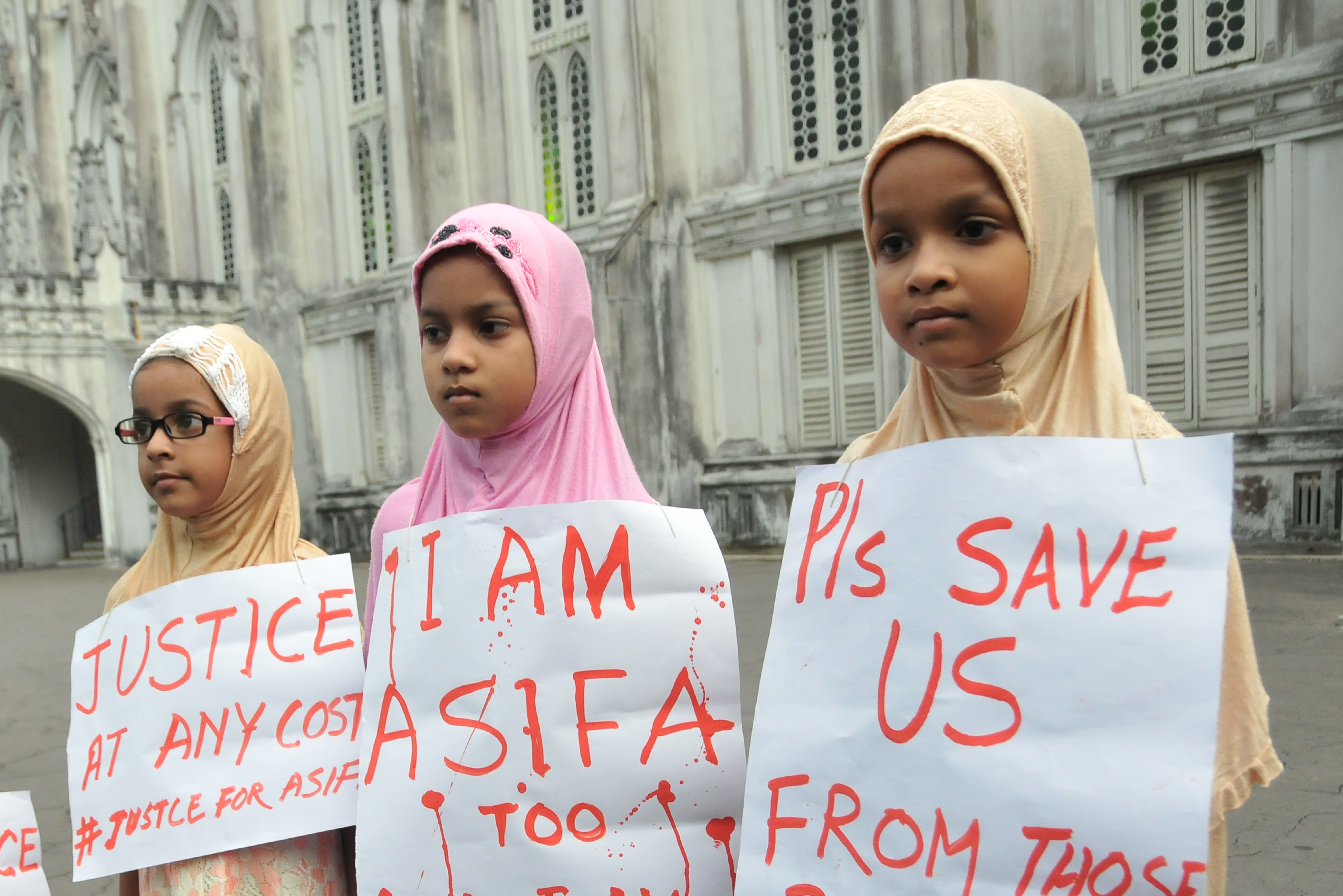 印度學生參加燭光守夜活動，要求為8歲被害女童（Asifa Bano）伸張正義。（圖／達志newscom圖庫）