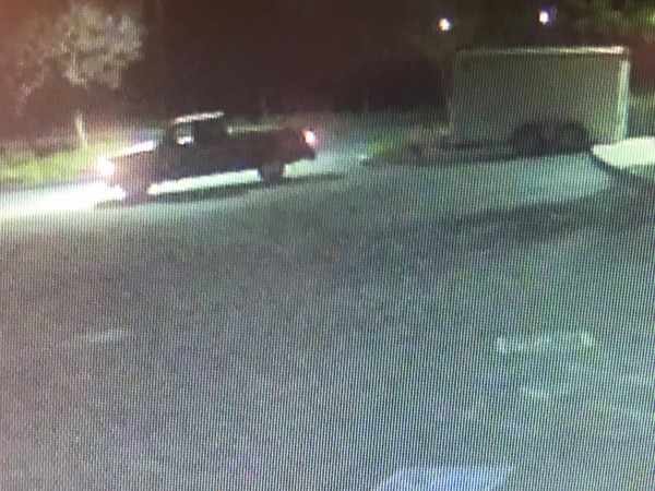 ▲ 監視器拍下小偷駕駛的黑色貨卡車拉著白色拖車駛離的模糊身影。（圖／翻攝自California FFA粉絲專頁）