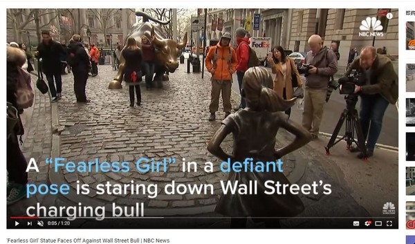 ▲▼「無畏女孩」雕像勇敢面向知名地標「衝刺公牛」。（圖／翻攝自YouTube）