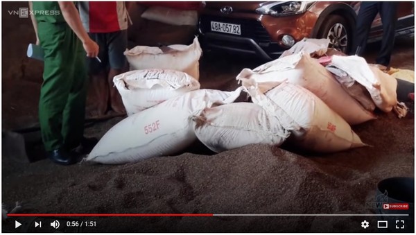 ▲▼越南警方與衛生部門揭露一家黑心廠商將電池芯粉、泥土等摻進劣質咖啡粉中販賣。（圖／翻攝自YouTube）