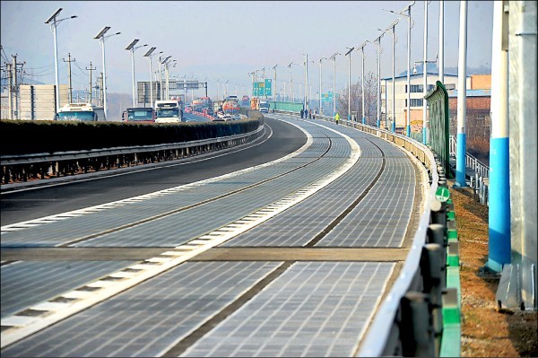 ▲邊開車邊充電！世界首條太陽能公路。（圖／翻攝自齊魯交通發展集團）