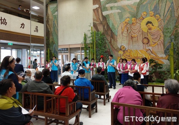 花蓮市公所原住民婦女幹部前往慈濟醫院，在門診大樓川堂演唱詩歌向民眾們傳播愛的力量，透過歌聲來療癒看病的民眾。（圖／花蓮市公所提供）