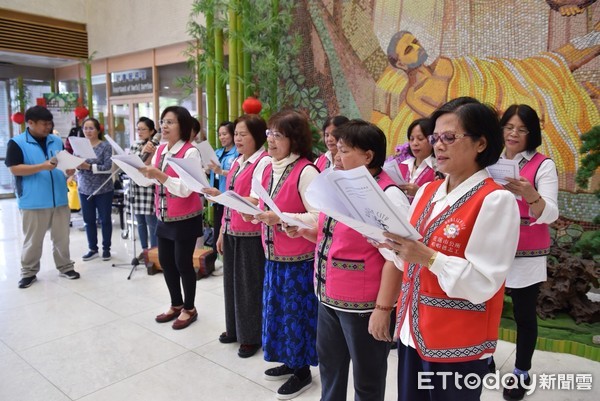 花蓮市公所原住民婦女幹部前往慈濟醫院，在門診大樓川堂演唱詩歌向民眾們傳播愛的力量，透過歌聲來療癒看病的民眾。（圖／花蓮市公所提供）