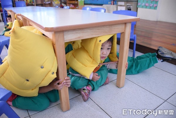 花蓮市立幼兒園實施消防暨地震複合式演練，測試國家地震工程研究中心補助的地震即時廣播系統，藉由專業指導與演練，在面臨災情時能加強應變能力。（圖／花蓮市公所提供）