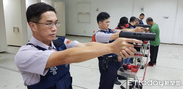 台東關山警察分局於崁頂靶場實施「PPQ M2」全新手槍訓練，讓員警熟悉新槍的構造及性能。（圖／台東縣警察局提供）