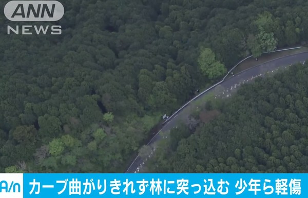 ▲日本「AE86」彎不過去跌7米山谷！車頭全毀2少年輕傷。（圖／翻攝自ANN NEWS）