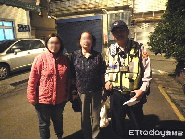 ▲客家阿嬤買宵夜迷途暖警送她回家。（圖／中壢警分局提供）