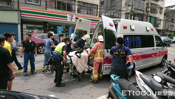 ▲▼汐止民宅火警，男子遭警消救出時已無生命跡象。（圖／記者陳豐德翻攝）