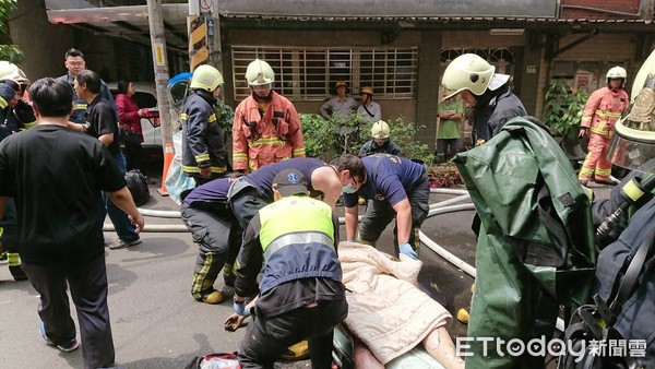 ▲▼汐止民宅火警，男子遭警消救出時已無生命跡象。（圖／記者陳豐德翻攝）