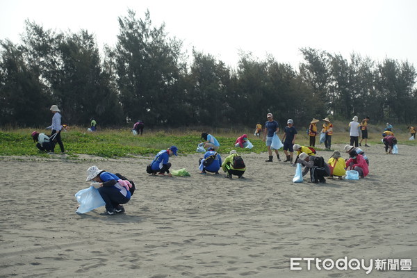 ▲台南市環保局21日在黃金海岸及觀夕平台，舉辦107年台南市地球日淨灘活動，號召民間社團、企業團體、社區環保志義工及學生近2000人合力清除沙灘垃圾。（圖／環保局提供，下同）