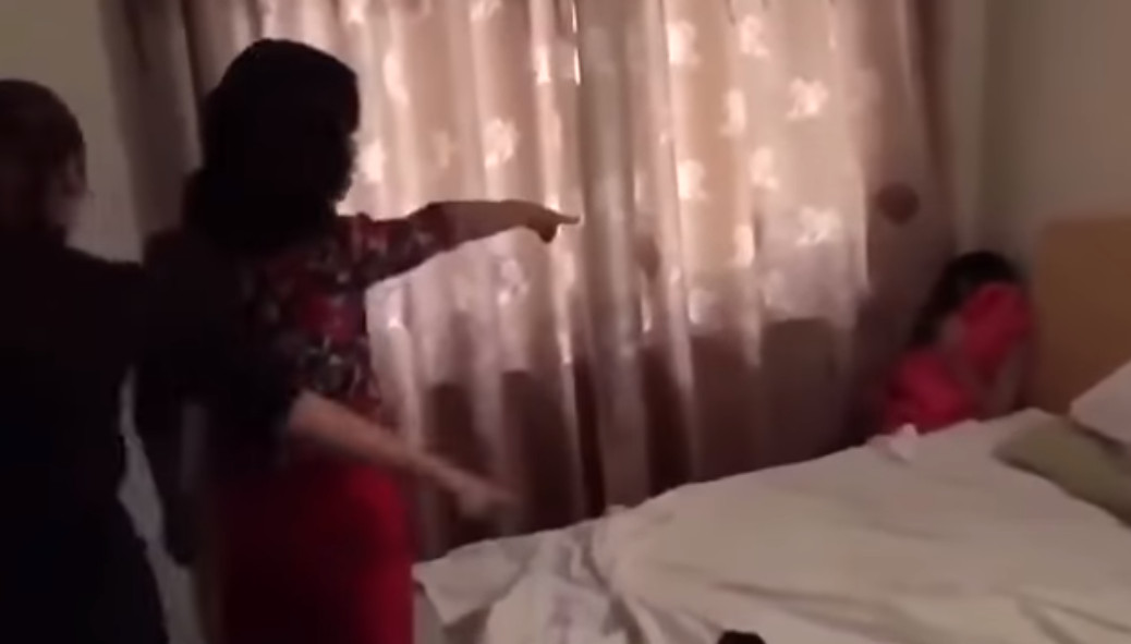 ▲越南一名人妻在旅館內抓到老公和小三偷情，直接衝去痛毆。（圖／翻攝自YouTube）