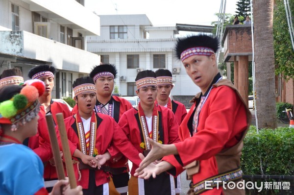 上騰工商原住民合唱團即將代表花蓮縣參加全國鄉土歌謠競賽，先前往吉安鄉公所獻唱報訊息，預告即將出賽。（圖／吉安鄉公所提供）