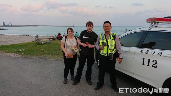 來自德國年輕波麗士帶著女友來台環島旅行，經過花蓮警分局走進拜訪並贈送臂章留念，派出所員警也推薦特色美食及熱門景點給兩人，充分做好國民外交工作。（圖／花蓮縣警局提供）