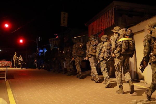 ▲▼陸軍特戰指揮部特一營完成山隘行軍訓練。（圖／陸軍司令部提供）