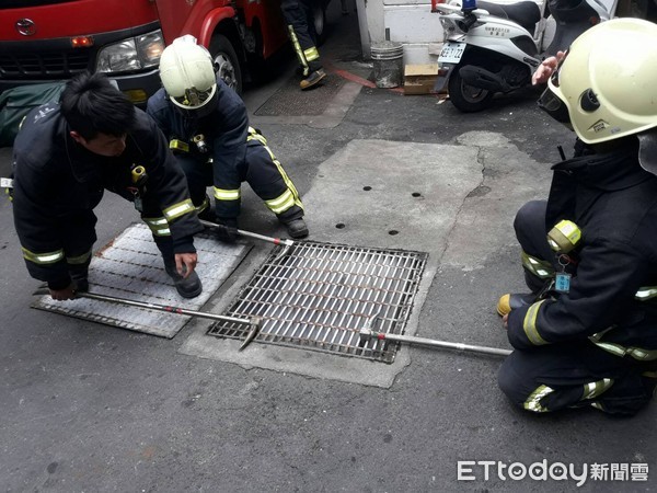 ▲▼警消救出受困在排水溝內的清淤工人。（圖／記者陳豐德翻攝）