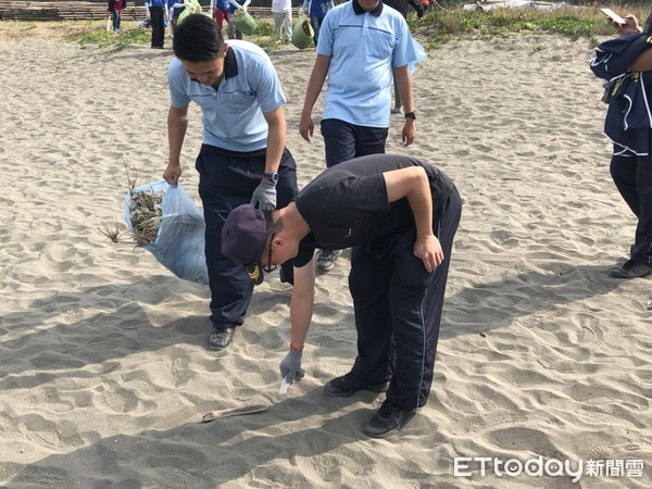 ▲海巡署南部地區巡防局第11岸巡總隊，配合台南市環保局，21日上午動員淨灘。（圖／海巡提供）