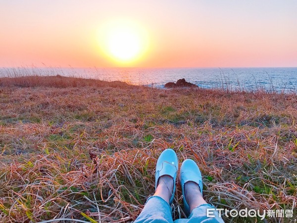 ▲▼佐渡島沿路風景宜人，找處草皮坐看夕陽好放鬆。（圖／記者賴文萱攝）