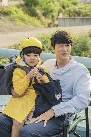 蘇志燮（右）與片中飾演兒子的金知奐，無論戲裡戲外都培養出猶如父子的好感情。（車庫娛樂提供）