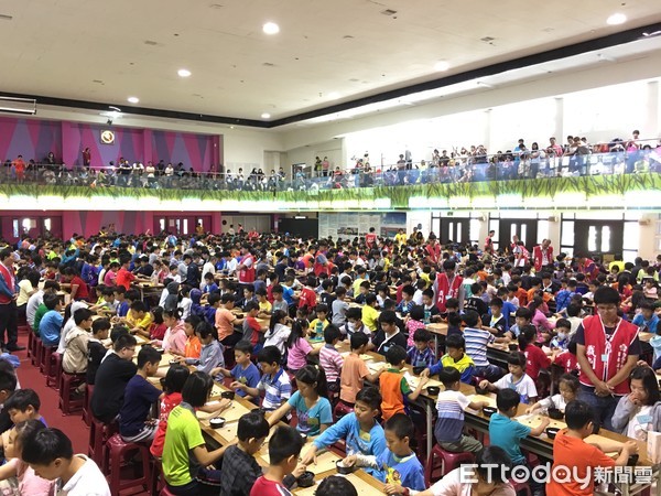 ▲第8屆台南市市長盃全國圍棋錦標賽，22日上午在台南高商中正樓競技，吸引近7百多位參賽者對弈。（圖／記者林悅攝，下同）