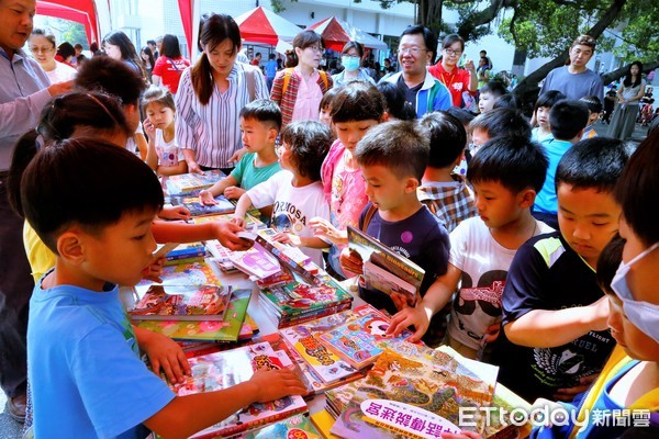 ▲台南市立圖書館，22日上午辦理「非讀BOOK台南愛讀冊─種下書香種子」故事劇表演與贈書活動。（圖／市圖提供，下同）