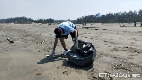 ▲南巡局第11岸巡總隊，配合雲嘉南濱海國家風景區管理處，辦理「107年馬沙溝濱海遊憩區」淨灘活動，一起動員共同守護海洋資源，減輕海洋垃圾對環境的負面影響。（圖／海巡提供，下同）