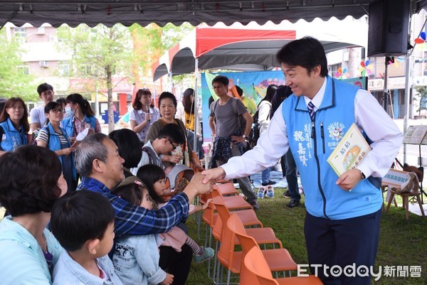 花蓮市立圖書館舉辦世界書香日花蓮「愛閱讀‧閱讀愛」活動，花蓮市長魏嘉賢化身故事爸爸和大家分享愛的圖畫書。（圖／花蓮市公所提供）