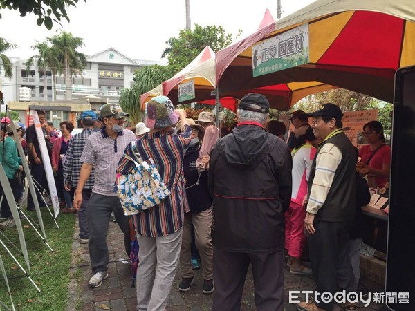 花蓮林管處響應世界地球日，於美崙山公園及田埔生態池辦理「客家桐花季─保安林宣導」及「草地音樂會」活動，民眾參與踴躍，活動熱鬧有趣。（圖／花蓮林管處提供）