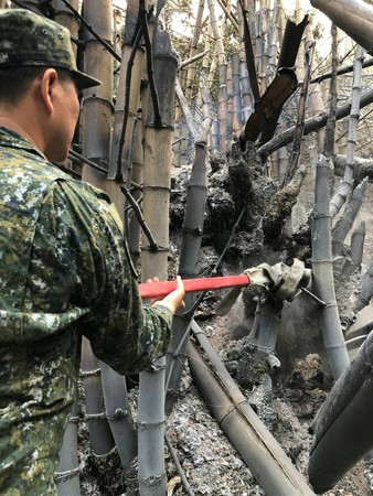 ▲▼陸軍八軍團出動應變部隊22人，助撲滅營外火勢。（圖／陸軍八軍團提供）