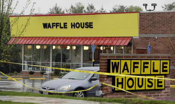▲▼美國田納西州連鎖餐廳「鬆餅屋」（Waffle House）遭槍手闖入，顧客詹姆斯（James Shaw Jr.）英勇阻擋。（圖／達志影像／美聯社）