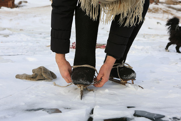 76歲阿嬤獨居西伯利亞，在世界最深貝加爾湖上自在滑冰（圖／翻攝自Boredpanda）