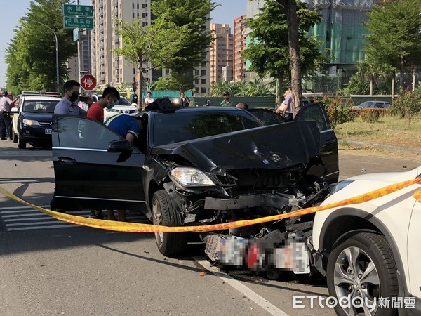 ▲▼毒蟲拒捕追撞路邊休旅車。（圖／記者汪盈姍翻攝）