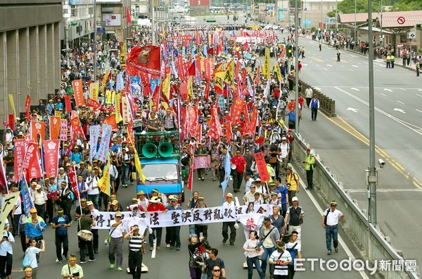 ▲警消不服從抗議活動,打媒體記者,場面照片,撒冥紙,潑紅漆▼。（圖／記者屠惠剛攝）