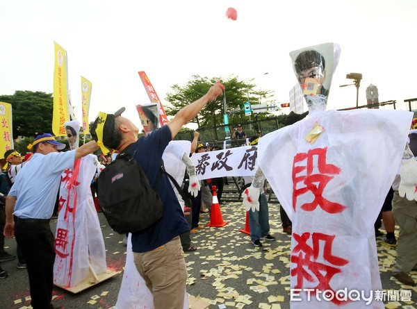 ▲警消不服從抗議活動,打媒體記者,場面照片,撒冥紙,潑紅漆▼。（圖／記者屠惠剛攝）