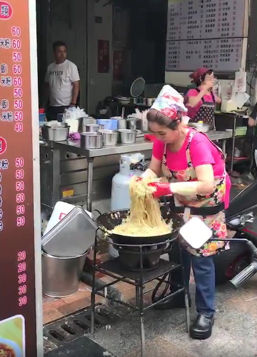 台中市繼光街一間60年老字號的早餐店竟戴的清洗用塑膠手套，翻攪熱鍋裡的炒麵，全程都被消費者拍下。（圖／翻攝「爆廢公社」）