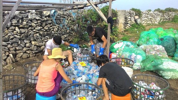 ▲蘭嶼林正文，清廢油垃圾。（圖／「文人之島，環保之道」授權引用）