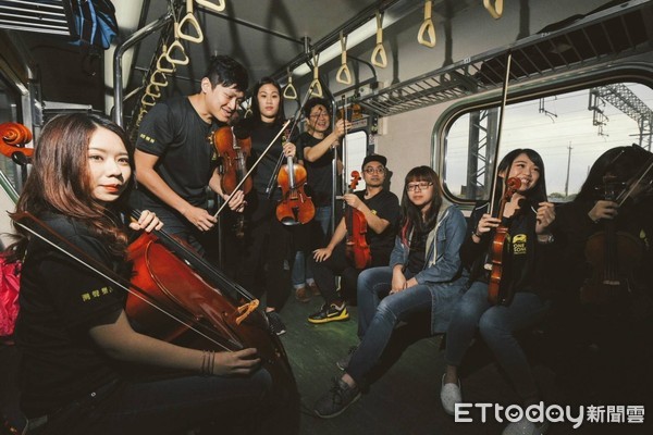 灣聲樂團突破過去音樂廳內演奏的型式，音樂家們拎起樂器，搭著火車與巴士，鑽入偏鄉與市街，把最溫暖的台灣音樂，送給最溫暖的台灣人。（圖／灣聲樂團提供）