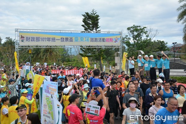 統一發票盃路跑活動今年首場在台東森林公園熱鬧登場，活動吸引近三千名民眾響應。（圖／台東縣政府提供）