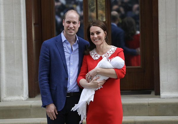 ▲▼威廉王子與妻子凱特抱著新生小王子亮相。（圖／達志影像／美聯社）