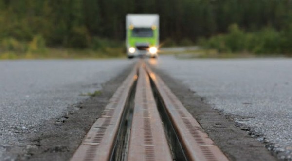 ▲世界第一條「電力公路」在瑞典！提供用路人電力補給。（圖／翻攝自eRoadArlanda）