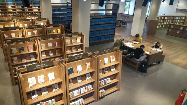 ▲臺北科大請來誠品書店建築師重新整建圖書館，木色系暖色調的裝潢、搭配大片落地窗，讓師生閱讀時也能享受陽光綠意。（圖／臺北科大提供）