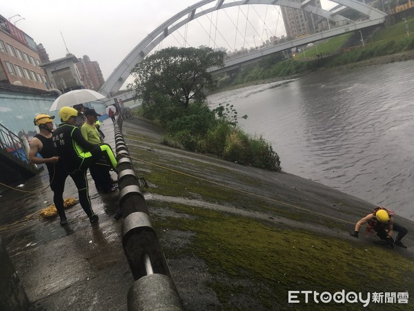 ▲▼男子釣魚遇豪大雨受困，警消繩索救援。（圖／記者林煒傑翻攝）